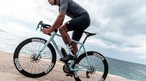 Rennradfahrer auf einem Colnago mit schwarzen Sidi Prima 2 Rennradschuhen