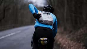 Radfahrer mit Apidura Faltrucksack Radfahrer mit Apidura Faltrucksack