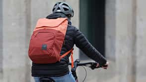 Frau mit Deuter Urban Bike Rucksack Frau mit Deuter Urban Bike Rucksack