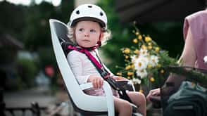 Kindertransport Fahrrad I Kindersitz I Kleinkind im Fahrrad-Kindersitz hinten