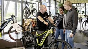 Verkaufsgespräch zwischen Fahrrad-Händler und Kunden Verkaufsgespräch zwischen Fahrrad-Händler und Kunden