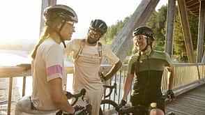 bekleidung,gravel,gravelbike,shirt,t-shirt,helm,vaude,vaude sport gmbh & co. kg 3 Personen mit Gravelbikes und Uvex Fahrradhelmen