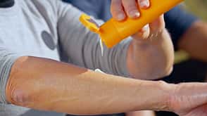 Sonnenschutz für Radfahrer I Detail Sonnencreme auftragen Sonnenschutz für Radfahrer I Detail Sonnencreme auftragen