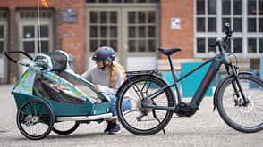 fahrradfrühling,urban,stadt,e-bike,ebike,kinderanhänger,abus,august bremicker söhne kg,croozer,croozer gmbh,winora,winora-staiger gmbh Kinder bis sechs Jahren können in einem Kinderanhänger mitgenommen werden.