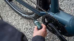 bc gmbh,fahrradfrühling,kette,kettenöl,service,toniq,wartung,winora,winora-staiger gmbh,schwalbe,ralf bohle gmbh Regelmäßiges Auftragen von Kettenöl erhöht die Haltbarkeit der Fahrradkette.