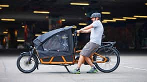 Aufständern des E-Cargobike Riese & Müller Aufständern des E-Cargobike Riese & Müller