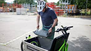 Beladen des E-Cargobikes Radkutsche Rapid Beladen des E-Cargobikes Radkutsche Rapid