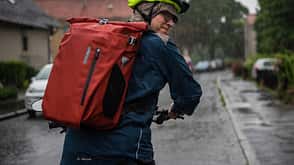fahrradsommer2021,gepäck,gepäcktasche,rucksack,wetterschutz,packtasche Radfahren bei Regen I Ausrüstung wasserdichter Otrlieb Rucksack