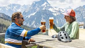 Mountianbike,Reise,Reportage,Österreich,Karwende,Tine Busch,Georg Zeppin,Bier,Anstoßen Karwendel 2023