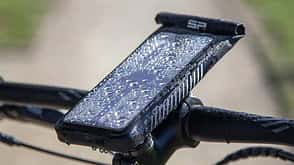Radfahren bei Regen I SP Connect Universal Phone Case Radfahren bei Regen I SP Connect Universal Phone Case