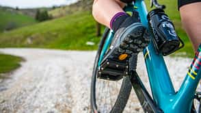 Radfahren bei Regen I Detail Schuhe mit griffiger Sohle Radfahren bei Regen I Detail Schuhe mit griffiger Sohle