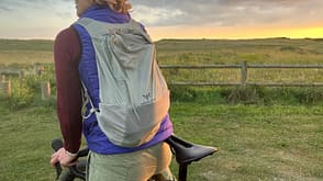 Bikepacking Essentials I Apidura faltbarer Rucksack mit geringem Packmaß Bikepacking Essentials I Apidura faltbarer Rucksack mit geringem Packmaß