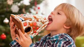Weihnachtsmarkt, Ernährun, Zuckerwatte, Maronen, Plätzchen Kind isst ganzes Lebkuchenhaus
