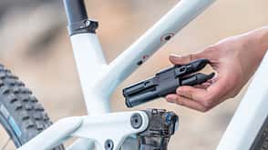 On-Board-Tools sind die perfekten Werkzeug-Begleiter auf Tour - und lassen sich perfekt an modernen Mountainbikes befestigen. On-Board-Tools sind die perfekten Werkzeug-Begleiter auf Tour - und lassen sich perfekt an modernen Mountainbikes befestigen.