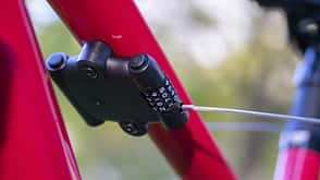 Mit On-Board-Tools lässt sich das MTB pimpen, diverse Werkzeuge, Taschen oder Gadgets lassen sich an den Flaschenhalter-Ösen am Rahmen befestigen. Mit On-Board-Tools lässt sich das MTB pimpen, diverse Werkzeuge, Taschen oder Gadgets lassen sich an den Flaschenhalter-Ösen am Rahmen befestigen.
