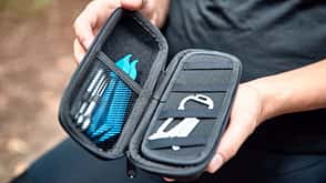 Allerlei Werkzeug passt in die Twist Tool Box von Fidlock. Allerlei Werkzeug passt in die Twist Tool Box von Fidlock.