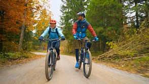 So klappt Radfahren als Paar. So klappt Radfahren als Paar.