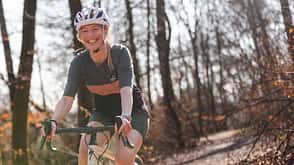 Frau auf einem Gravelbike im Wald. Frau auf einem Gravelbike im Wald.