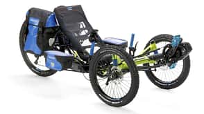 Das Liege-Trike "Scorpion fs 26 Enduro" von Hersteller HP Velotechnik trägt mit entsprechendem Zubehör jede Menge Last auch jenseits des Asphalts, und ein Motor gibt zusätzliche Kraft.