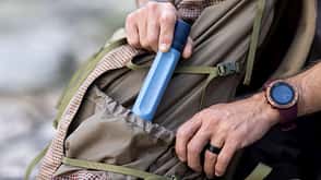 California,Lifestraw,Mammoth Lakes,Summer Lifestraw Wasserfilter in blau wird aus Rucksack geholt.