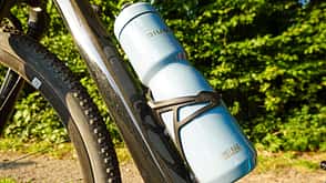 Trinkflasche,Stahl,Camelbak Podium Steel,von der Seite am Rad Trinkflasche,Stahl,Camelbak Podium Steel,von der Seite am Rad