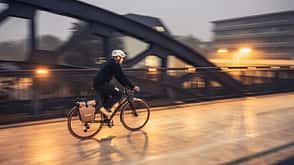 Bulls Daily Grinder 3,Gravelbike,Actionfoto,schräge Fahransicht seitlich von hinten Bulls Daily Grinder 3,Gravelbike,Actionfoto,schräge Fahransicht seitlich von hinten