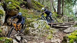 Mountainbiker auf schwierigem Trail Mountainbiker auf schwierigem Trail