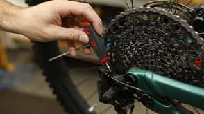 Oft übersehen beim Einstellen der Fahrradschaltung ist die Kettenumschlingung, die bei Sram und Shimano unterschiedlich eingestellt wird, aber bei den Umwerfern jeweils an der selben Schraube, wie im Bild, verstellt wird. Oft übersehen beim Einstellen der Fahrradschaltung ist die Kettenumschlingung, die bei Sram und Shimano unterschiedlich eingestellt wird, aber bei den Umwerfern jeweils an der selben Schraube, wie im Bild, verstellt wird.