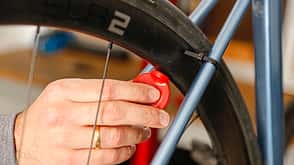 Werkstatt,Sturzschäden zu Hause beheben,Rennrad,Laufräder prüfen Werkstatt,Sturzschäden zu Hause beheben,Rennrad,Laufräder prüfen