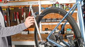Werkstatt,Sturzschäden zu Hause beheben,Rennrad,Schaltauge prüfen Werkstatt,Sturzschäden zu Hause beheben,Rennrad,Schaltauge prüfen
