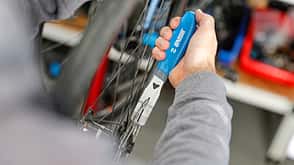 Werkstatt,Sturzschäden zu Hause beheben,Rennrad,Bremsscheibe richten Werkstatt,Sturzschäden zu Hause beheben,Rennrad,Bremsscheibe richten
