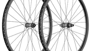 Zwei DT Swiss HXC 1501 Spline One Light Support Laufräder für Fahrräder, freigestellt vor weißem Hintergrund.