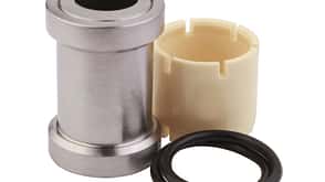 Das Bild zeigt ein Offset-Shock-Hardware-Kit mit Metallbuchse, Kunststoffhülse und zwei O-Ringen, freigestellt vor weißem Hintergrund.