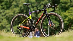 Carrera Eravel,Gravelbike,Test,schräge Gesamtansicht,Wiese Carrera Eravel,Gravelbike,Test,schräge Gesamtansicht,Wiese