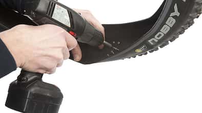 MB 2011 Know How Spikereifen 3_Schrauben-reindrehen (jpg)