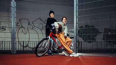 Junge und Mädchen zeigen stolz ihr Woom Bike