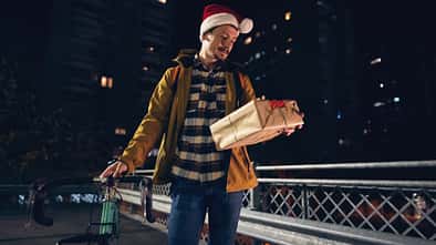 Fahrradkurier bringt Weihnachtsgeschenke mit dem Fahrrad