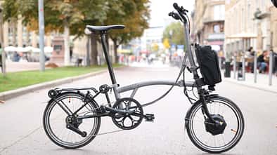 City E-Bike I Test E-Faltrad Brompton Electric P-Line Urban I Seitenansicht 
