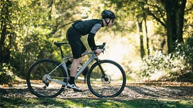 YT  Szepter Gravel Bike mit Federgabel in Aktion auf dem Trail