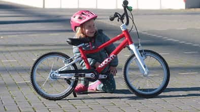 Woom 3 Automagic Standbild mit Testfahrerin