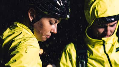 Frau und Mann in Gore Fahrradbekleidung für Winter