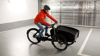 E-Lastenrad I Test Feddz PC1 E-Cargo I Fahrbild Frau in Tiefgarage