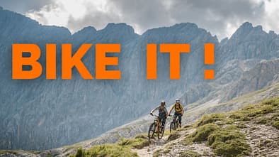 Trailfahrt mit großem Gebirge im großem Gebirge im Hintergrund