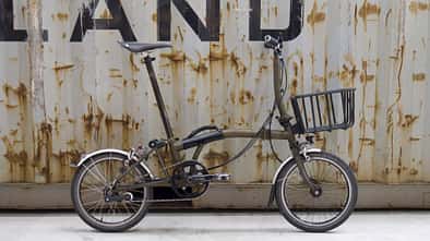 Brompton Faltrad vor Hintergrund