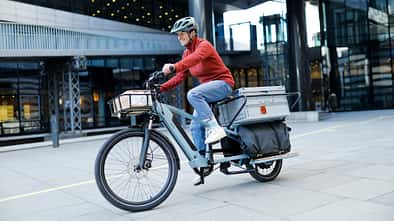 E-Lastenrad I Test BTWIN Elops R500 E Longtail I Fahrbild Frau auf E-Lastenrad 