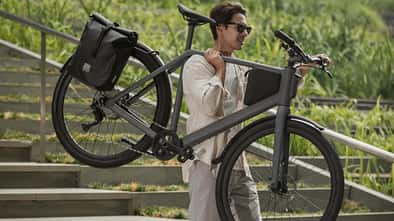 Mann trägt leichtes Urban E-Bike LEMO One