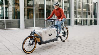 E-Lastenrad I Test Bullitt ePinion I Fahrbild Frau Stuttgart nähe Stadtbibliothek