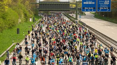 Radfahrer auf dem Münchener Autobahnring
