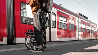 DB Faltrad-Abo I Image am Bahngleis mit Brompton Faltrad
