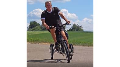 Dipl. Ing. Stefan Munding auf seinem Munding Cargobike in Schräglage